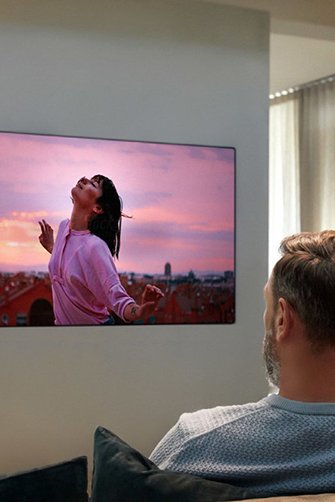 LG OLED TV aan de muur